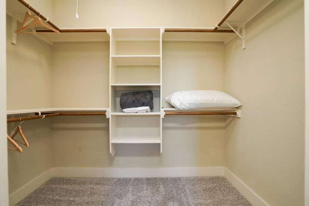 SPACIOUS, SLEEPS 6, ST PHILLIPS, KING Bed San Antonio Exterior foto