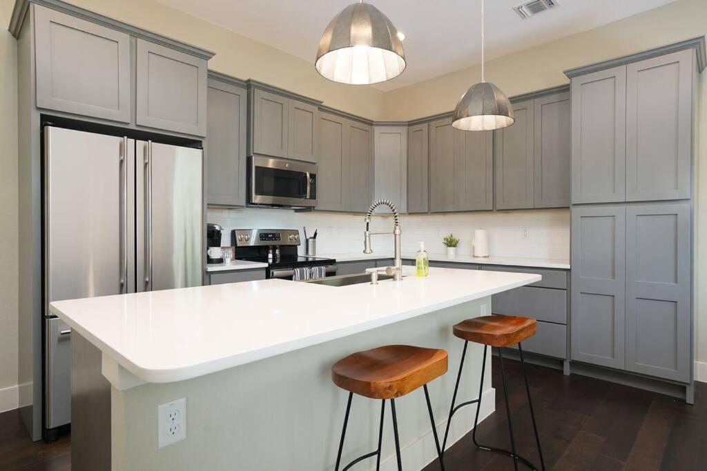 SPACIOUS, SLEEPS 6, ST PHILLIPS, KING Bed San Antonio Exterior foto