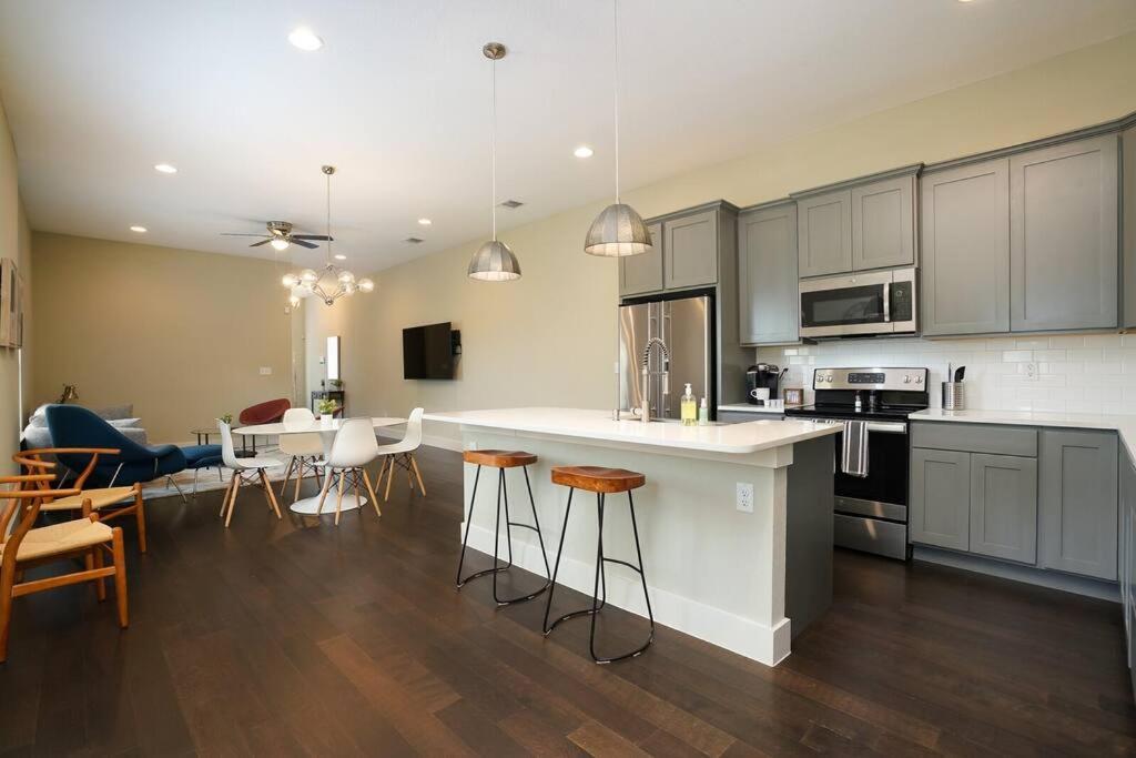 SPACIOUS, SLEEPS 6, ST PHILLIPS, KING Bed San Antonio Exterior foto