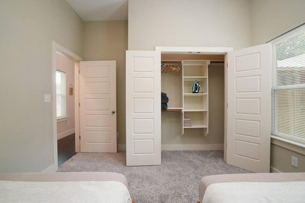 SPACIOUS, SLEEPS 6, ST PHILLIPS, KING Bed San Antonio Exterior foto